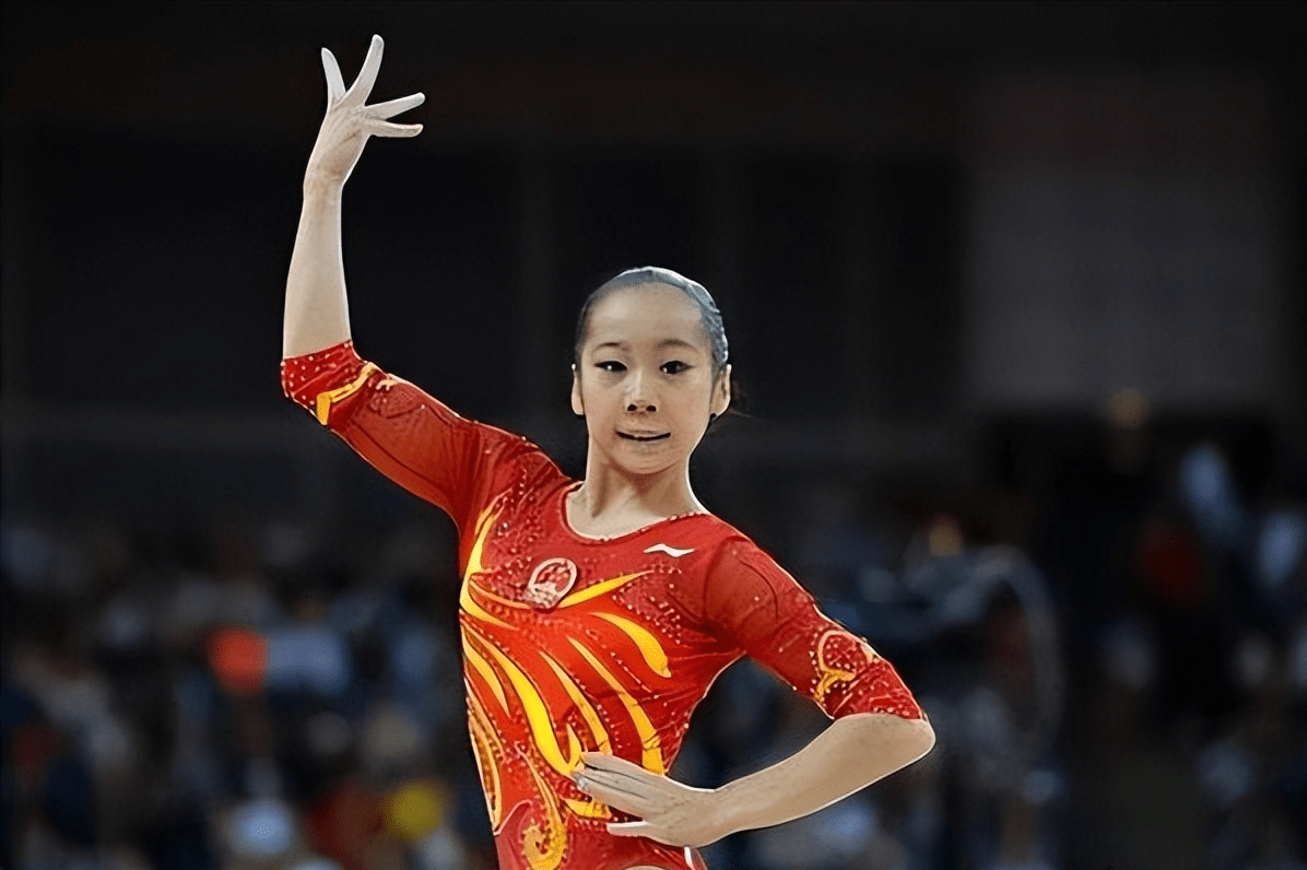 体操冠军惊艳亮相，动作优美完美落地